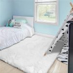 intérieur chic avec tapis de salon blanc